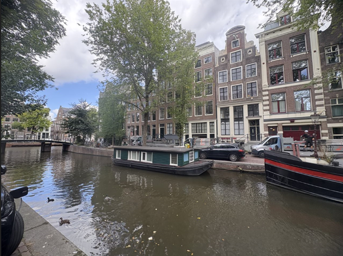 Exterior view of Raamgracht 9 along the canal